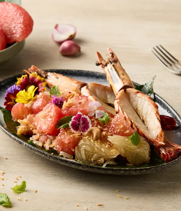 สลัดส้มโอใส่กุ้งลายเสือ