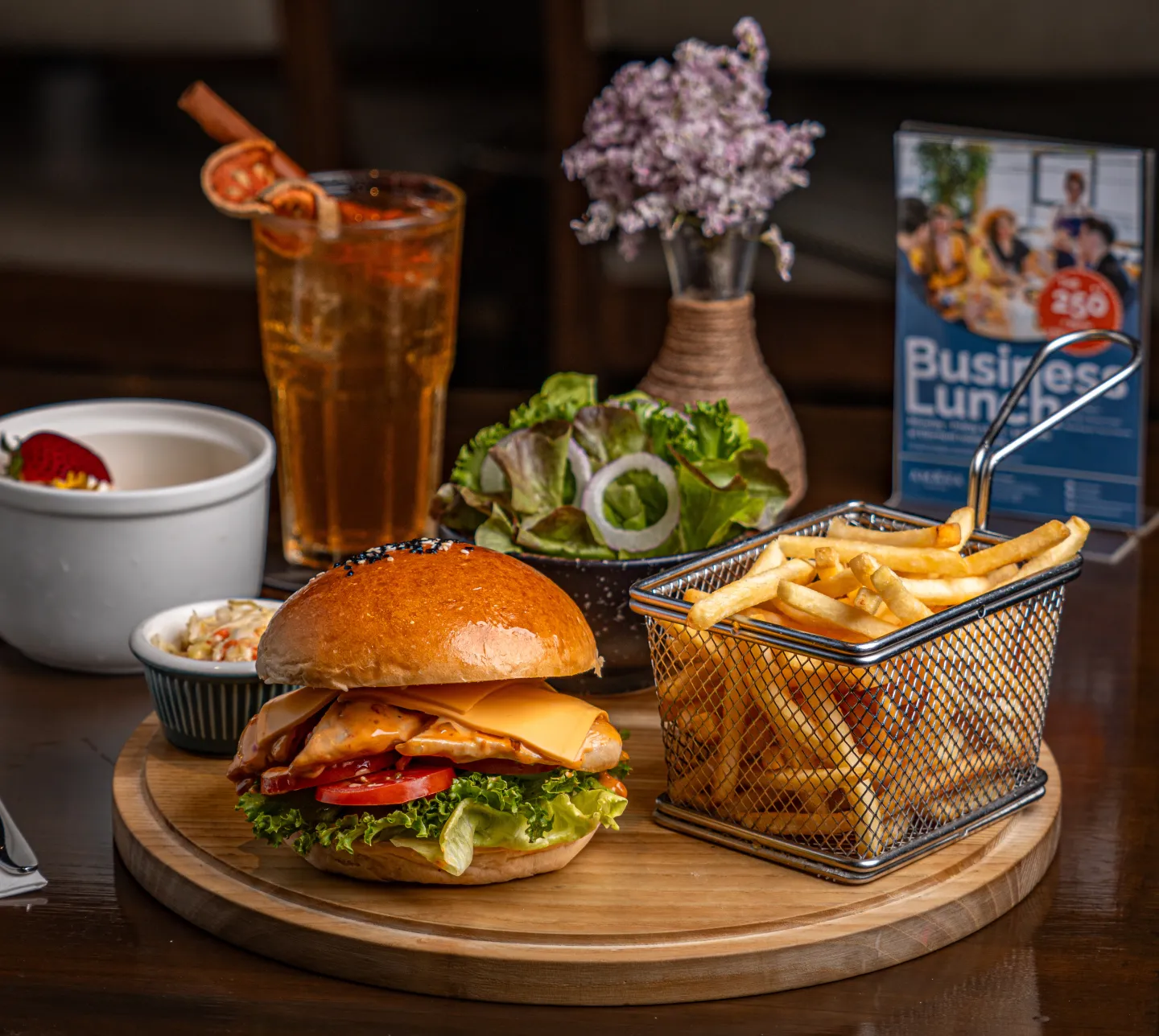 อาหารกลางวันเพื่อธุรกิจ