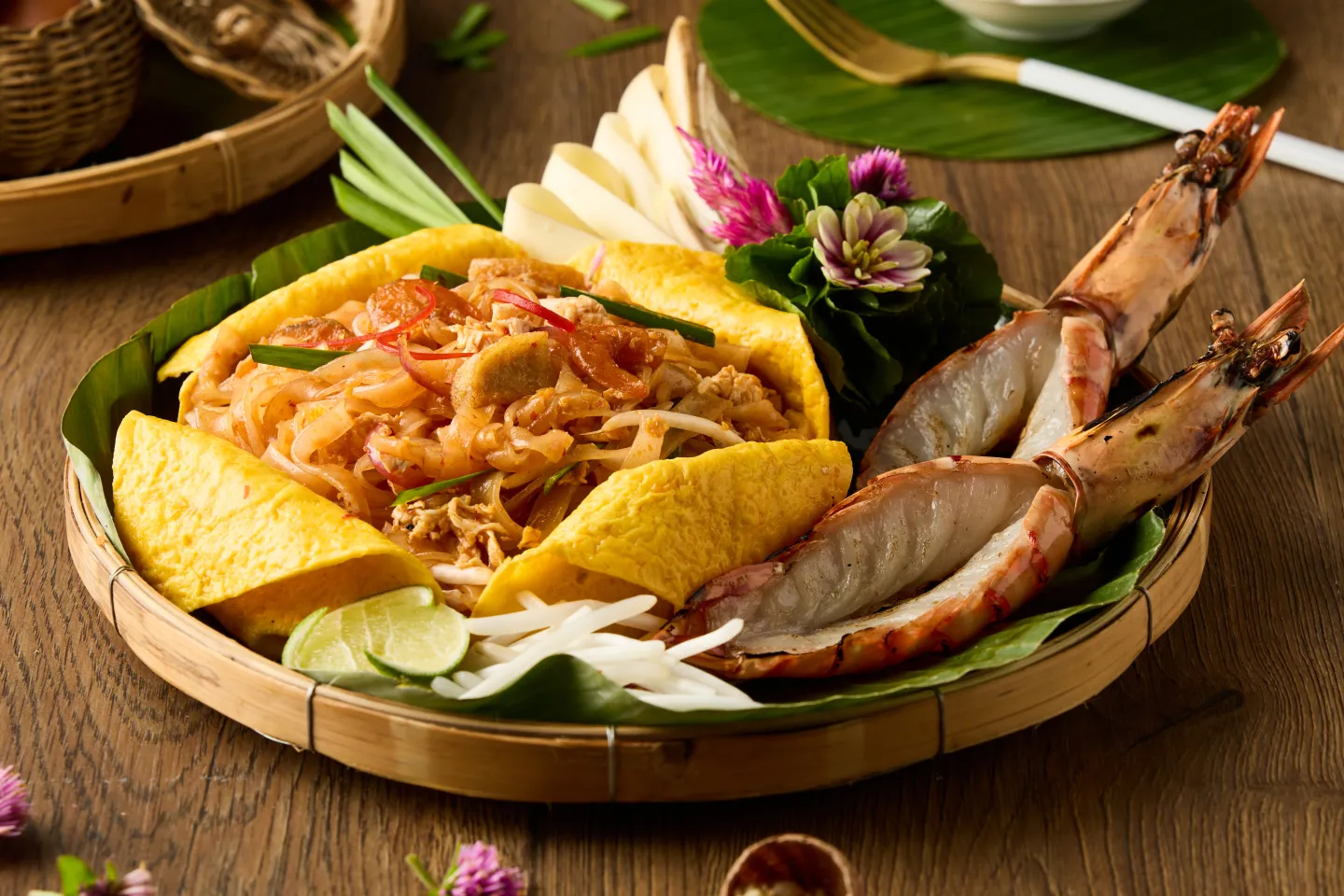 ผัดไทยกุ้งลายเสือ